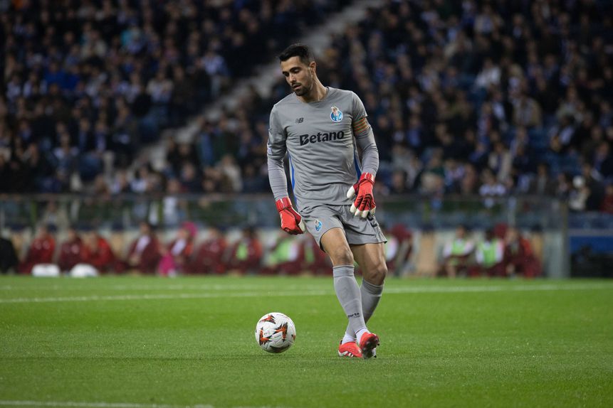 Diogo Costa, guarda-redes do FC Porto (que joga neste domingo em Faro frente ao Farense para a 22.ª jornada da Liga Portugal Betclic) tem a bola controlada e prepara-se para pontapeá-la para o meio campo adversário