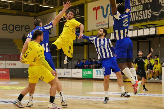 André José, do ABC, remata perante a oposição dos jogadores do FC Porto
