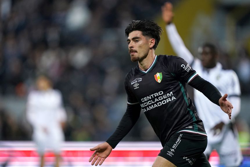 Camisola 19 tem enorme preponderância no setor intermediário do emblema da Reboleira - Foto: Hugo Delgado/LUSA