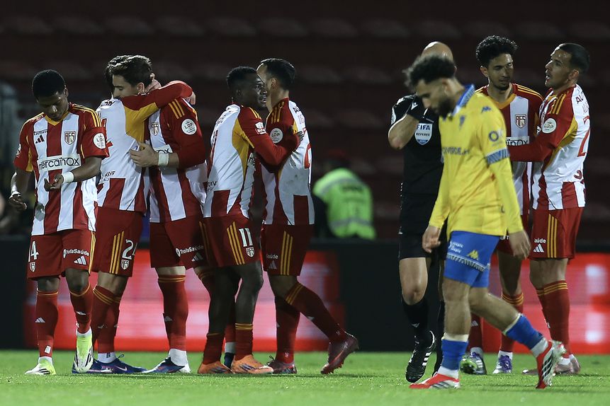 Os jogadores do Aves SAD festejam o golo de Tomané - Foto: MANUEL FERNANDO ARAÚJO/LUSA