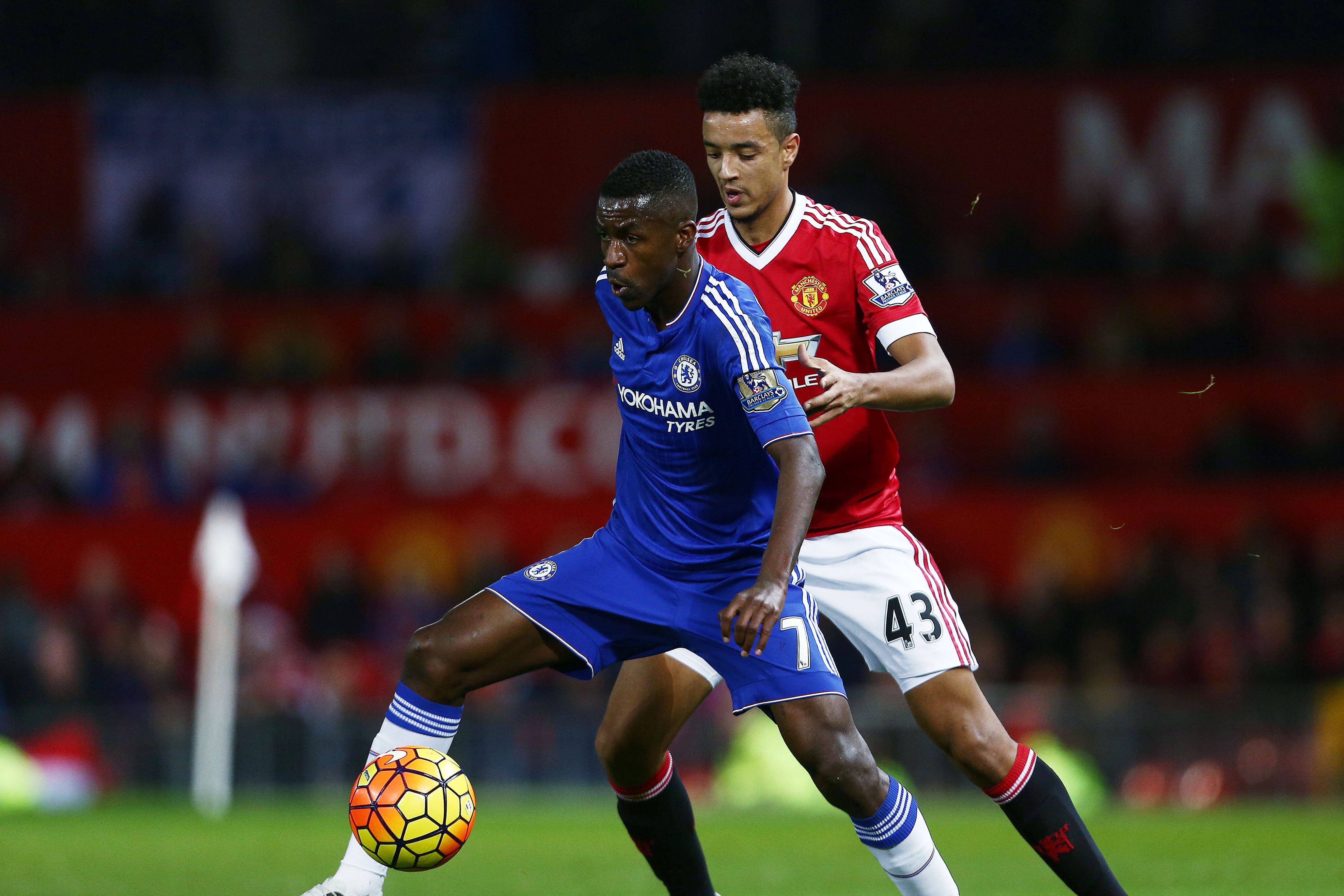 Cameron Borthwick-Jackson a jogar pela equipa principal do Man. United a defrontar o Ramires no Chelsea