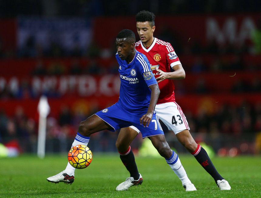 Cameron Borthwick-Jackson a jogar pela equipa principal do Man. United a defrontar o Ramires no Chelsea