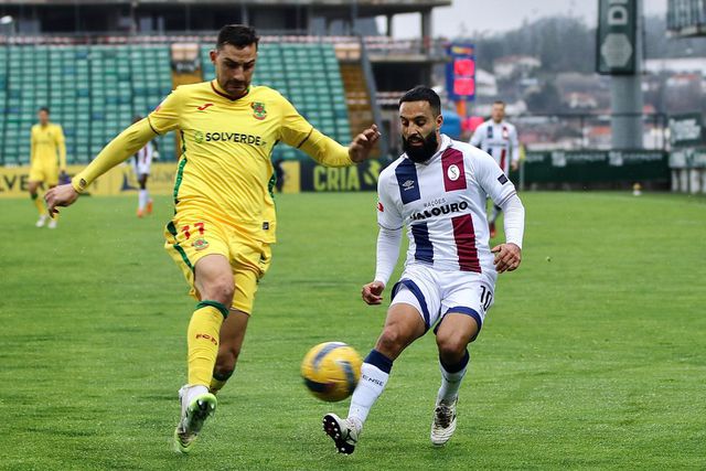 Rafael Vieira e João Costinha disputam a bola - Foto: Torreense