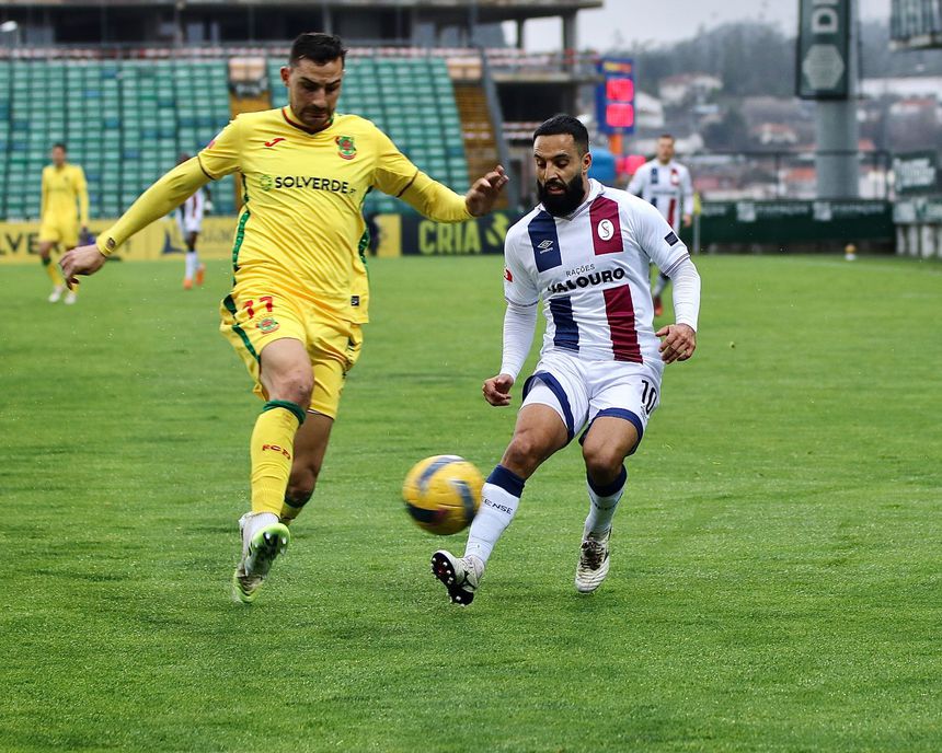 Rafael Vieira e João Costinha disputam a bola - Foto: Torreense