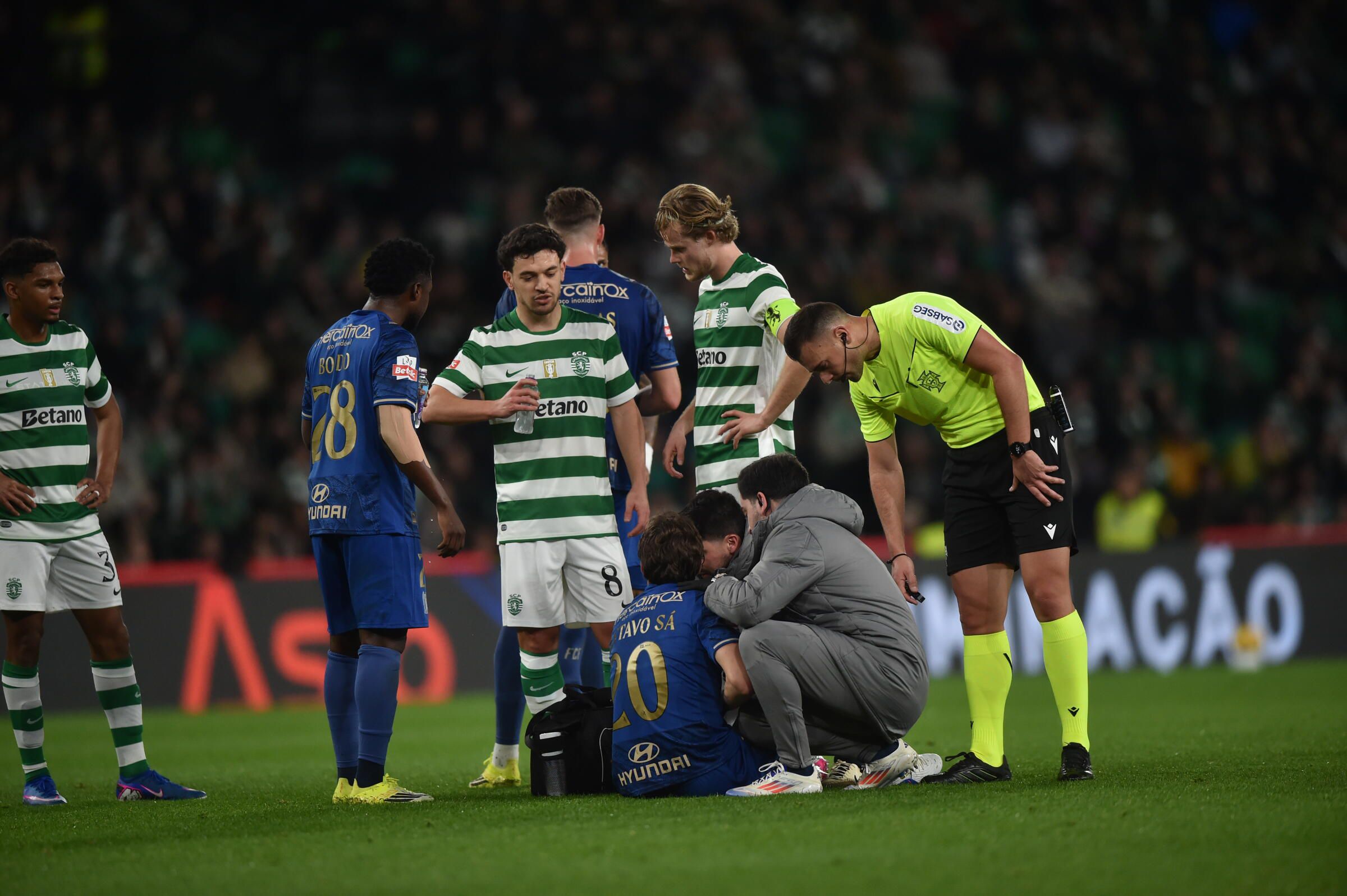 Gustavo Sá teve de ser assistido na 1.ª parte  (Foto: Miguel Nunes)