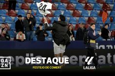 Comert 'veste' bandeirola com a camisola do Valência e 'estala' a polémica