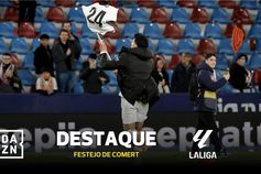 Comert 'veste' bandeirola com a camisola do Valência e 'estala' a polémica