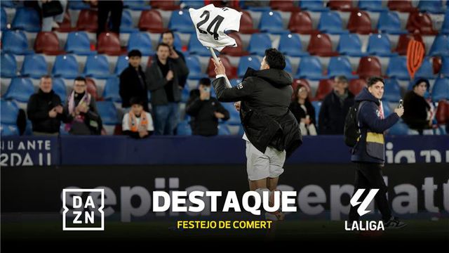 Comert 'veste' bandeirola com a camisola do Valência e 'estala' a polémica