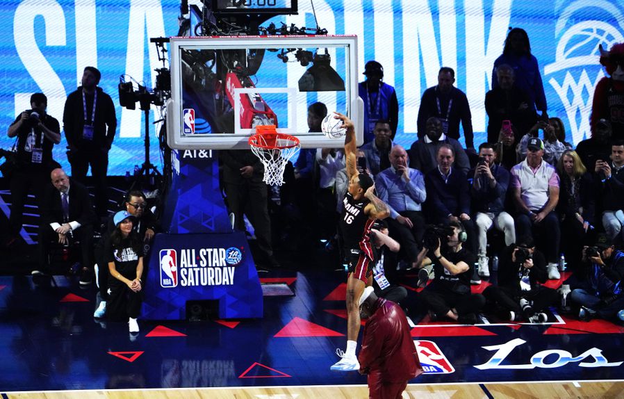Keshad Johnson no concurso de afundanços do All-Star Weekend da NBA