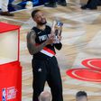 Damian Lillard com o prémio de vencedor do concurso de triplos no All-Star da NBA (IMAGO)