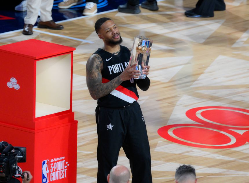 Damian Lillard com o prémio de vencedor do concurso de triplos no All-Star da NBA (IMAGO)