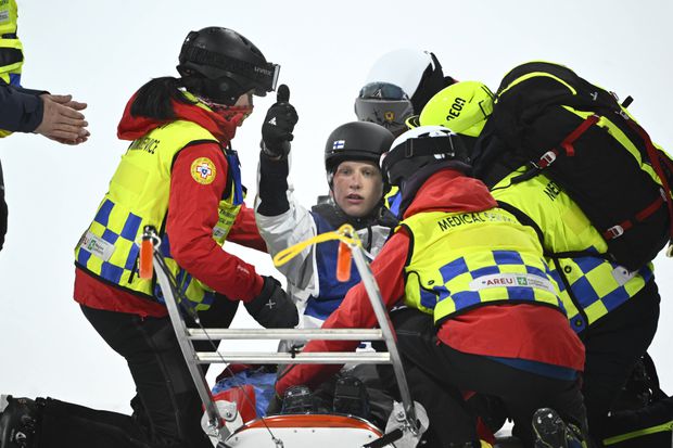 Elias Lajunen a tranquilizar os fãs após a queda (IMAGO)