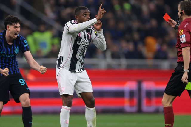 Federação italiana não perdoa expulsão e Kalulu terá de cumprir castigo