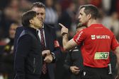 Árbitro a ordenar a saída de campo do treinado do Sevilha, Matías Almeyda