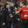 Árbitro a ordenar a saída de campo do treinado do Sevilha, Matías Almeyda