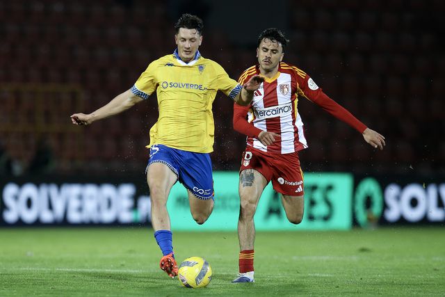 Bacher e Pedro Lima disputam a bola - Foto: Manuel Fernando Araújo/LUSA