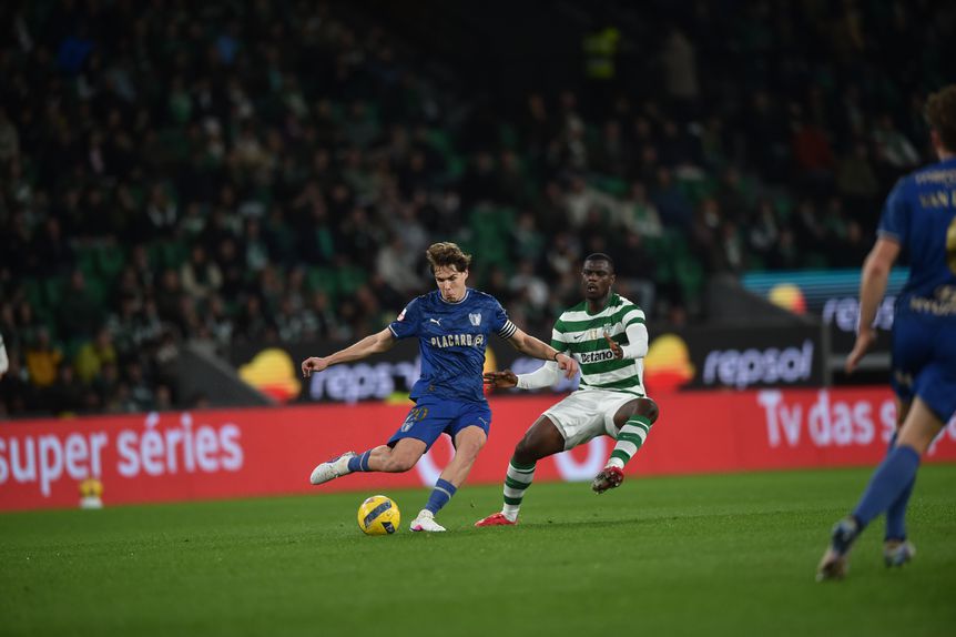 Gustavo Sá em ação com Diomande - Foto: MIGUEL NUNES