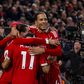 Salah marcou o terceiro golo do Liverpool ao Brighton, de penálti, e Van Dijk festejou
