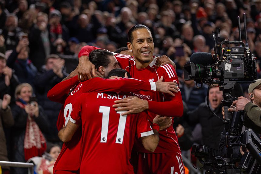 Salah marcou o terceiro golo do Liverpool ao Brighton, de penálti, e Van Dijk festejou