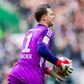 Manuel Neuer foi titular pelo Bayern em Bremen, mas saiu lesionado ao intervalo
