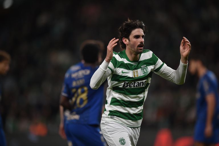 Franciso Trincão ao centro no apoio ao ponta de lança - Foto: MIGUEL NUNES