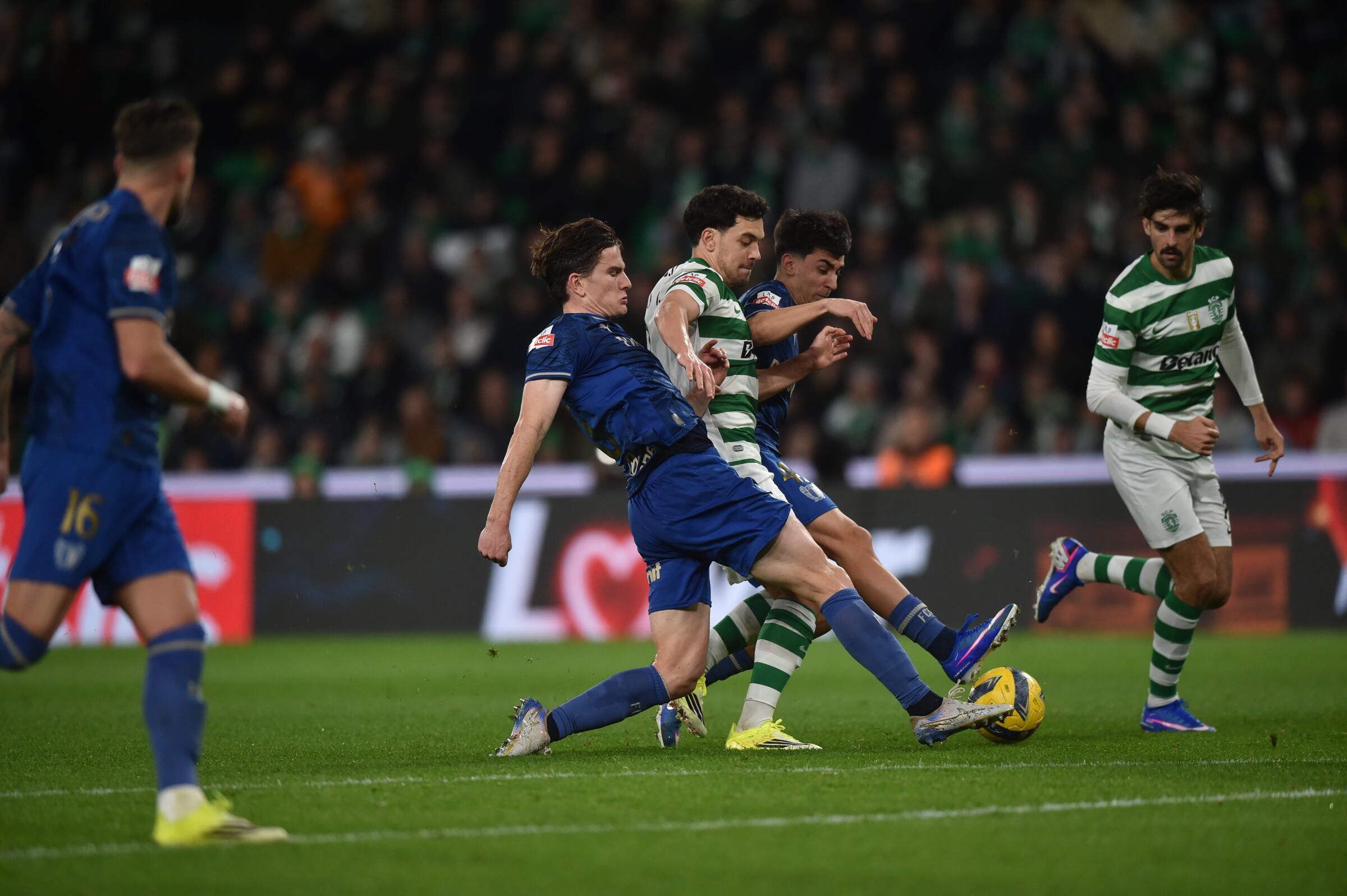 Tentativa de Pedro Gonçalves (Foto: Miguel Nunes)