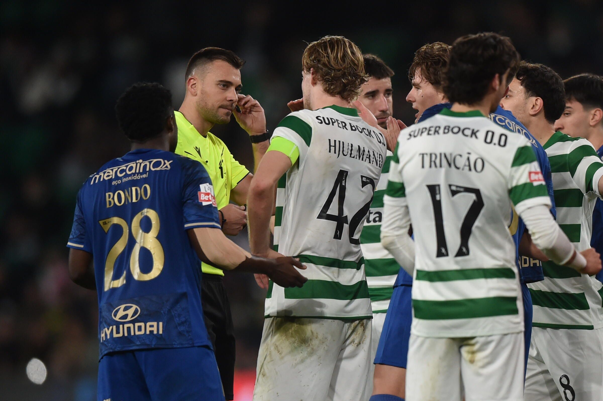 Dicussão enquanto o VAR falava com David Silva sobre um possível penálti a favor do Sporting, que acabou por não ser assinalado  (Foto: Miguel Nunes)