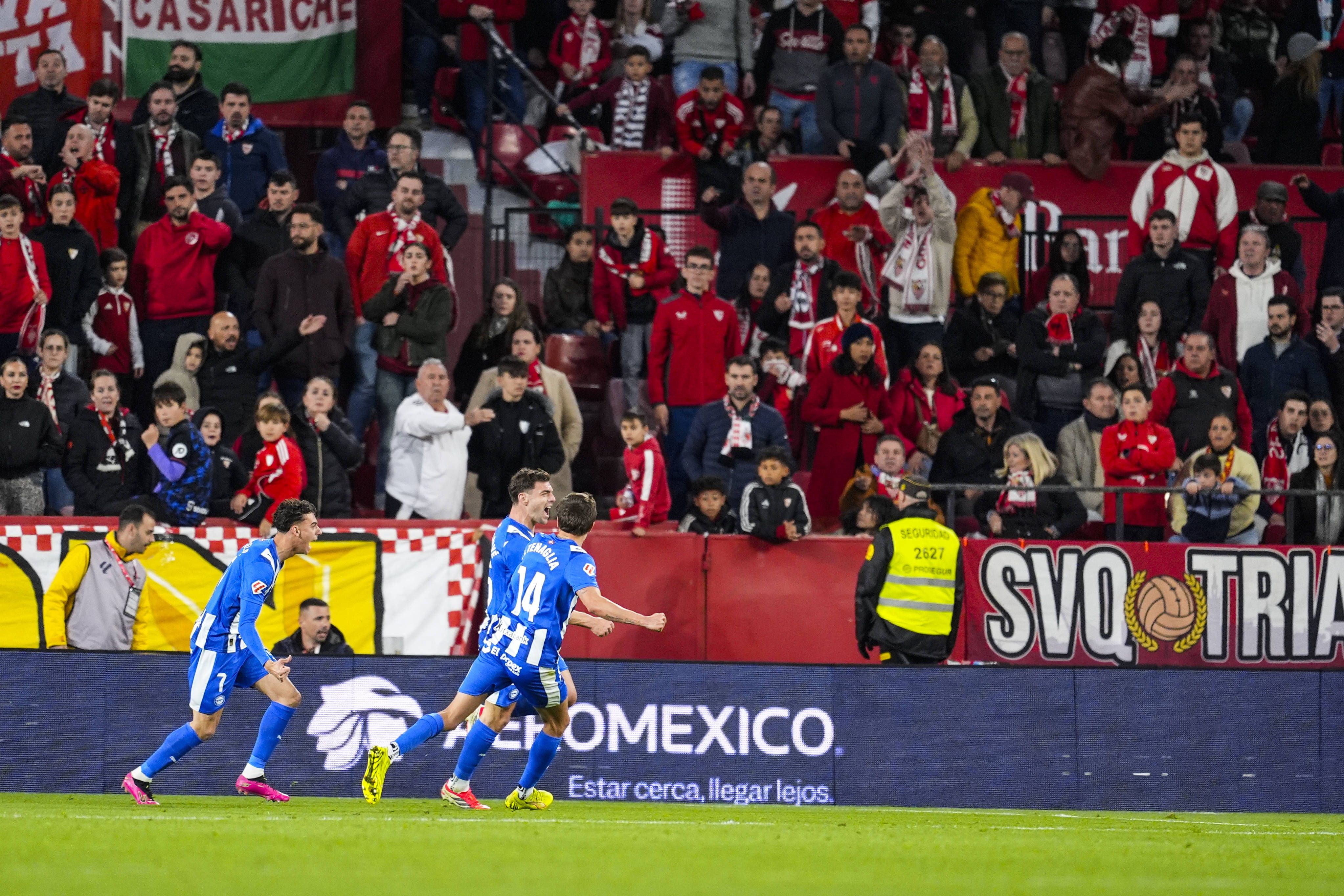 Adeptos do Sevilha frustrados com o golo do Alavés, de Toni Martínez, ex-FC Porto
