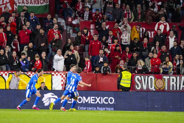 Adeptos do Sevilha frustrados com o golo do Alavés, de Toni Martínez, ex-FC Porto