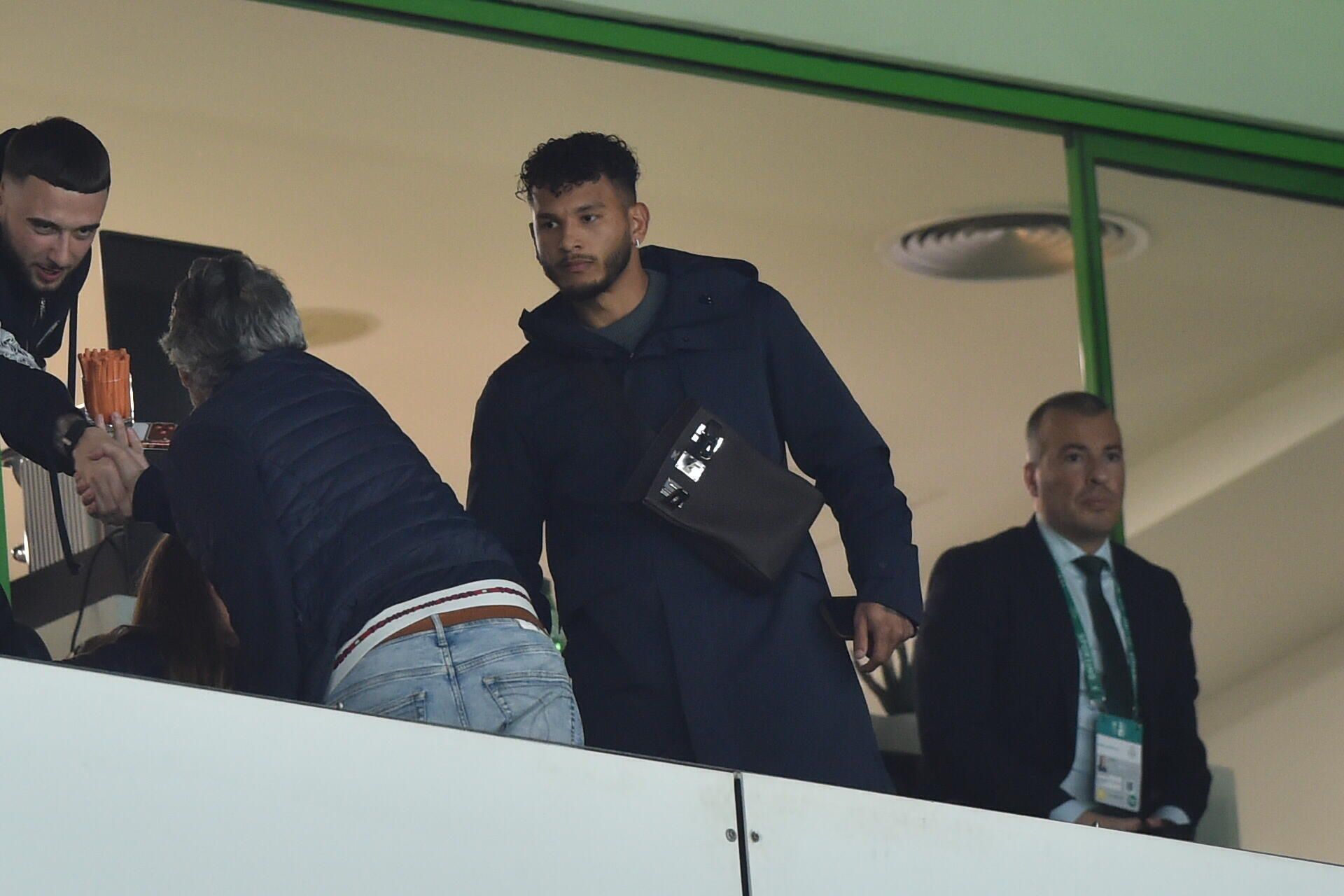 Luis Suárez, castigado, assistiu ao jogo da tribuna  (Foto: Miguel Nunes)