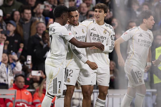 Vinícius e Gonzalo a celebrarem o primeiro golo do Real com o assistente Trent