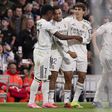 Vinícius e Gonzalo a celebrarem o primeiro golo do Real com o assistente Trent