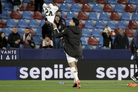 Luís Castro revoltado: «Pessoas que não sabem ganhar não dão nada ao futebol»