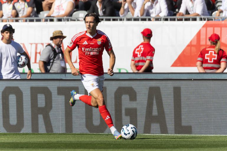 Álvaro Carreras esteve época e meia no Benfica. Chegou cedido pelo Manchester United, convenceu e ficou em definitivo. Exibições de águia ao peito levaram-no de regresso a Madrid por 50 milhões de euros