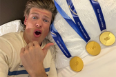 Johannes Hoesflot Klaebo com três medalhas de Ouro que conquistou nas Olímpiadas de 2026 (foto: johanneshk/Instagram)