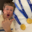 Johannes Hoesflot Klaebo com três medalhas de Ouro que conquistou nas Olímpiadas de 2026 (foto: johanneshk/Instagram)