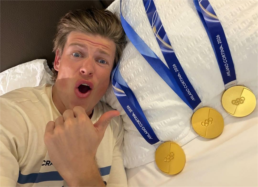 Johannes Hoesflot Klaebo com três medalhas de Ouro que conquistou nas Olímpiadas de 2026 (foto: johanneshk/Instagram)