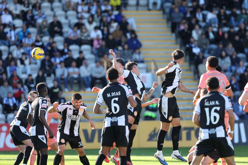 O momento em que Bednarek, aos 60 minutos, levou a melhor sobre a defesa do Nacional e decidiu o jogo da Choupana. Foto Catarina Morais/KAPTA+