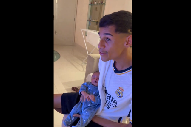 VÍDEO: Luva de Pedreiro ‘apresenta’ Cristiano Ronaldo ao filho recém-nascido