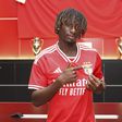 Mercado (oficial): jovem lateral-esquerdo renova com o Benfica