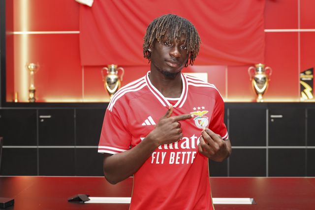 Mercado (oficial): jovem lateral-esquerdo renova com o Benfica