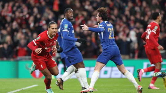 Van Dijk confessa arrependimento por comentários a provocar Chelsea