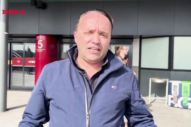 Pedro Gonçalves 'protegido' pelos colegas à partida de Bérgamo