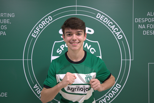 Mais um jovem leão que assina contrato profissional