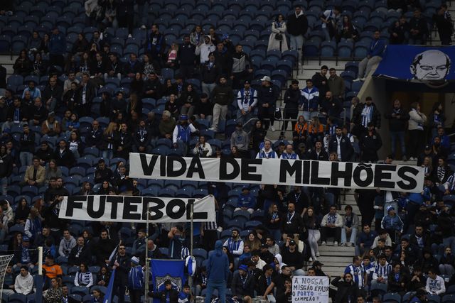 Protesto dos Super Dragões: «Vida de milhões, futebol de tostões» (vídeo)