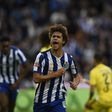 Rodrigo Mora celebra golo marcado ao Aves SAD, apontando para o símbolo do FC Porto