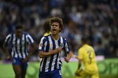 Rodrigo Mora celebra golo marcado ao Aves SAD, apontando para o símbolo do FC Porto
