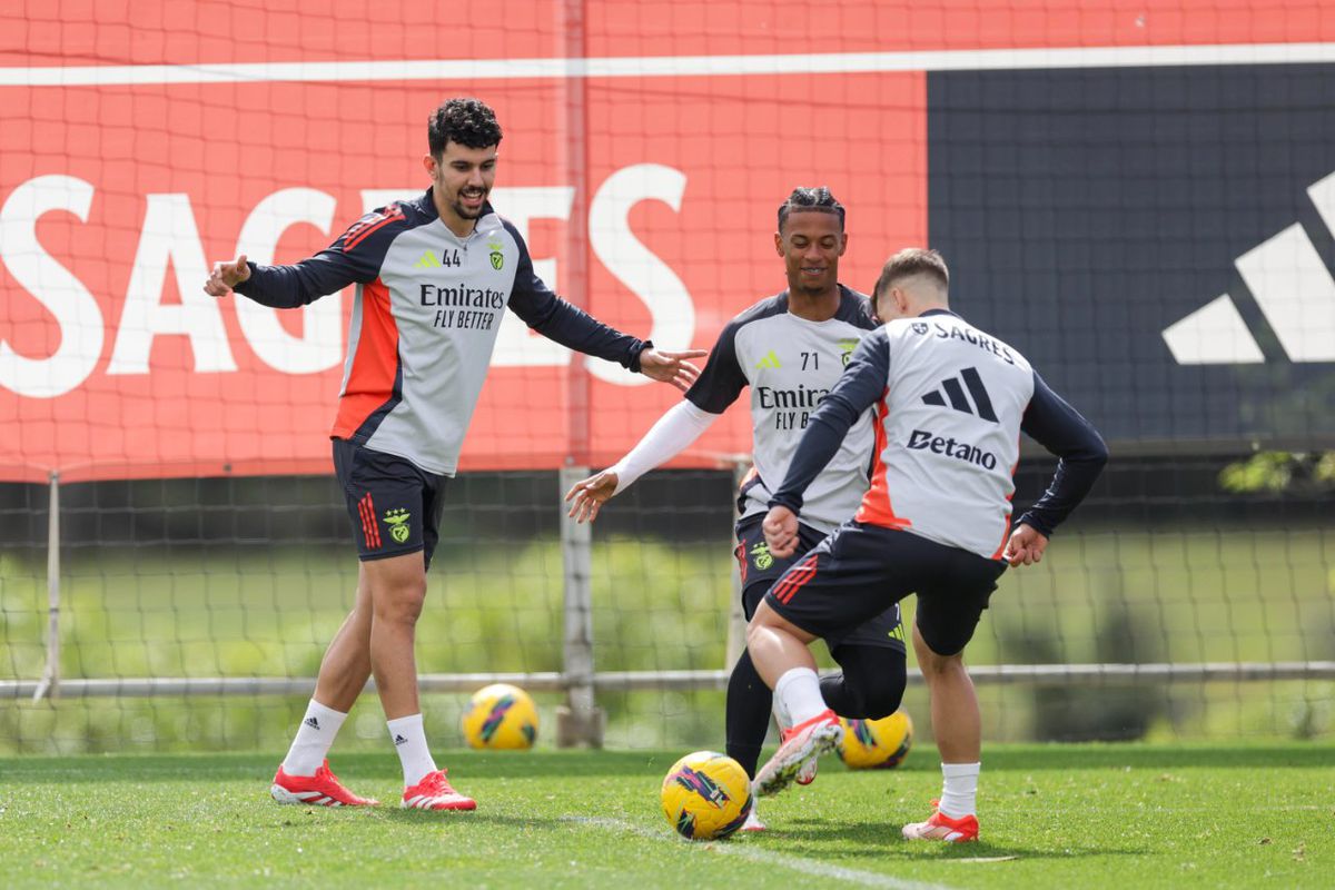 Benfica treina-se com Tomás Araújo a sorrir (fotos)