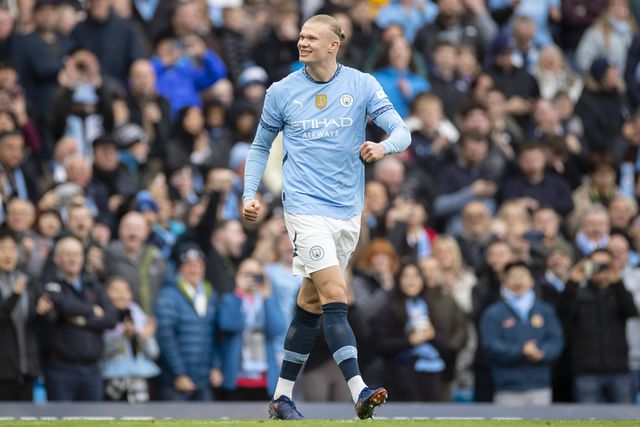 Haaland sorri após marcar ao Brighton, de penálti