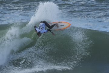 Surf: Kikas vai para as repescagens na prova de Peniche